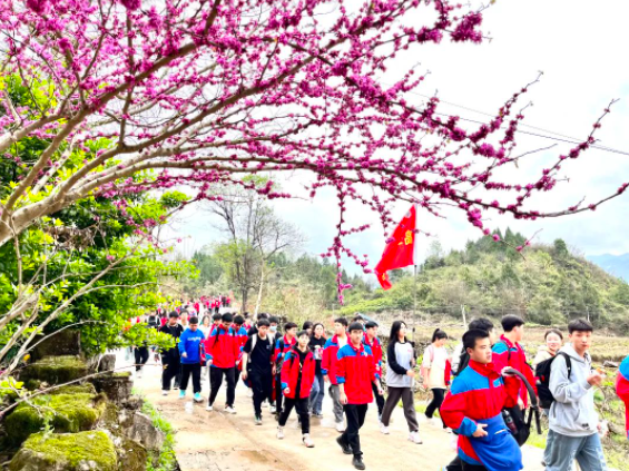 遠足研學(xué)丨手拉手“丈量”武陵山·心連心重走“紅軍路” 遠足研學(xué)丨手拉手“丈量”武陵山·心連心重走“紅軍路”