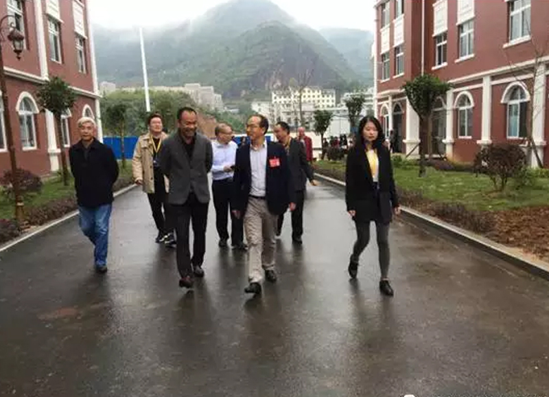 黔江區政協主席夏于峰莅臨我校視察指導。 黔江區政協主席夏于峰莅臨我校視察指導。
