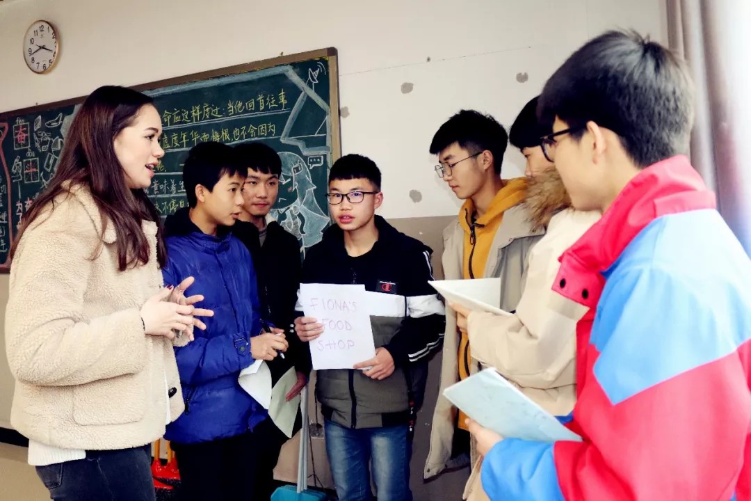 重外外教進(jìn)課堂 原汁原味學(xué)英語 | 記重外外教送課進(jìn)國(guó)維 重外外教進(jìn)課堂 原汁原味學(xué)英語 | 記重外外教送課進(jìn)國(guó)維