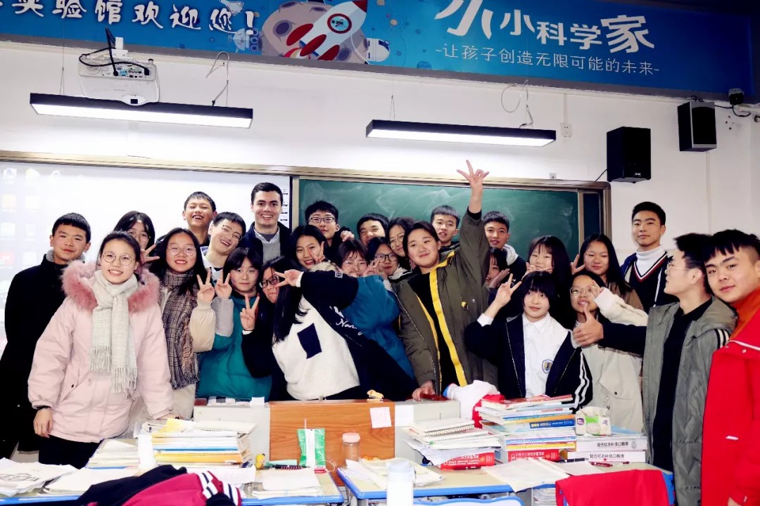 重外外教進(jìn)課堂 原汁原味學(xué)英語 | 記重外外教送課進(jìn)國(guó)維 重外外教進(jìn)課堂 原汁原味學(xué)英語 | 記重外外教送課進(jìn)國(guó)維