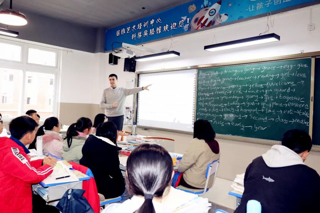 重外外教進(jìn)課堂 原汁原味學(xué)英語 | 記重外外教送課進(jìn)國(guó)維 重外外教進(jìn)課堂 原汁原味學(xué)英語 | 記重外外教送課進(jìn)國(guó)維