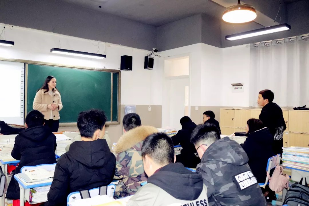 重外外教進(jìn)課堂 原汁原味學(xué)英語 | 記重外外教送課進(jìn)國(guó)維 重外外教進(jìn)課堂 原汁原味學(xué)英語 | 記重外外教送課進(jìn)國(guó)維