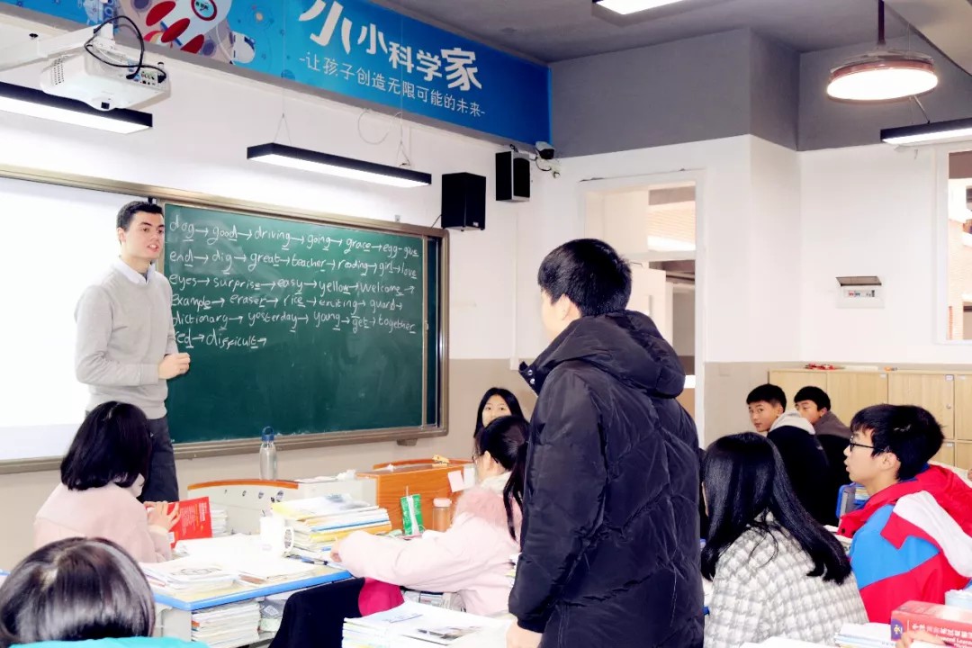 重外外教進(jìn)課堂 原汁原味學(xué)英語 | 記重外外教送課進(jìn)國(guó)維 重外外教進(jìn)課堂 原汁原味學(xué)英語 | 記重外外教送課進(jìn)國(guó)維