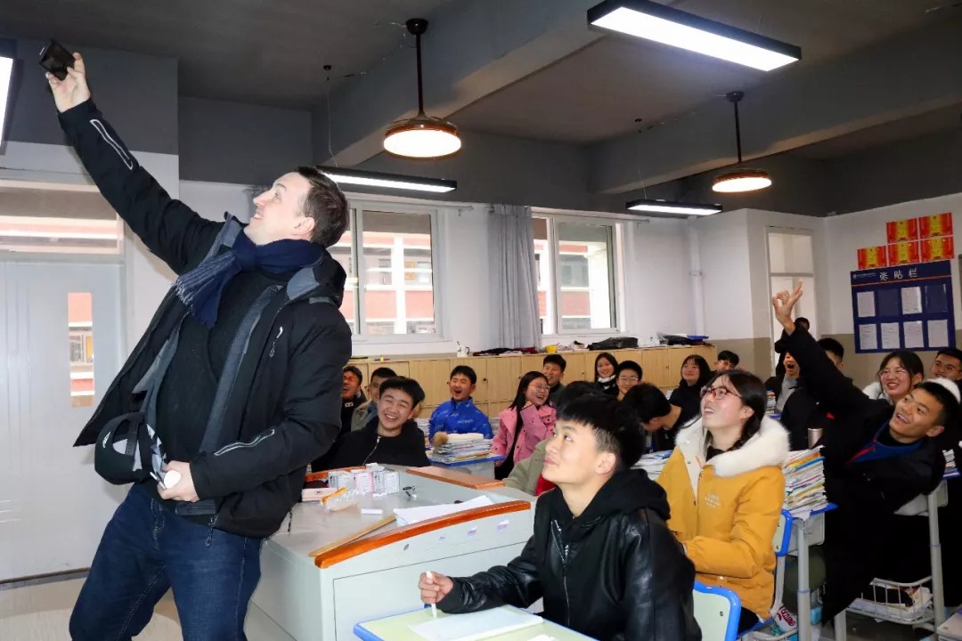 重外外教進(jìn)課堂 原汁原味學(xué)英語 | 記重外外教送課進(jìn)國(guó)維 重外外教進(jìn)課堂 原汁原味學(xué)英語 | 記重外外教送課進(jìn)國(guó)維