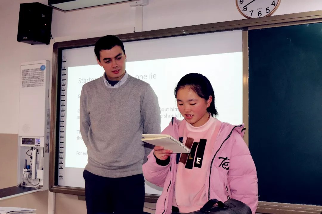 重外外教進(jìn)課堂 原汁原味學(xué)英語 | 記重外外教送課進(jìn)國(guó)維 重外外教進(jìn)課堂 原汁原味學(xué)英語 | 記重外外教送課進(jìn)國(guó)維