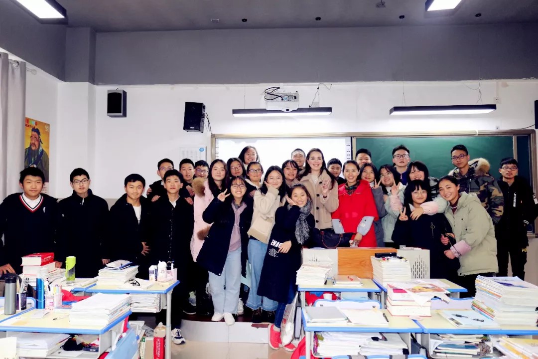 重外外教進(jìn)課堂 原汁原味學(xué)英語 | 記重外外教送課進(jìn)國(guó)維 重外外教進(jìn)課堂 原汁原味學(xué)英語 | 記重外外教送課進(jìn)國(guó)維