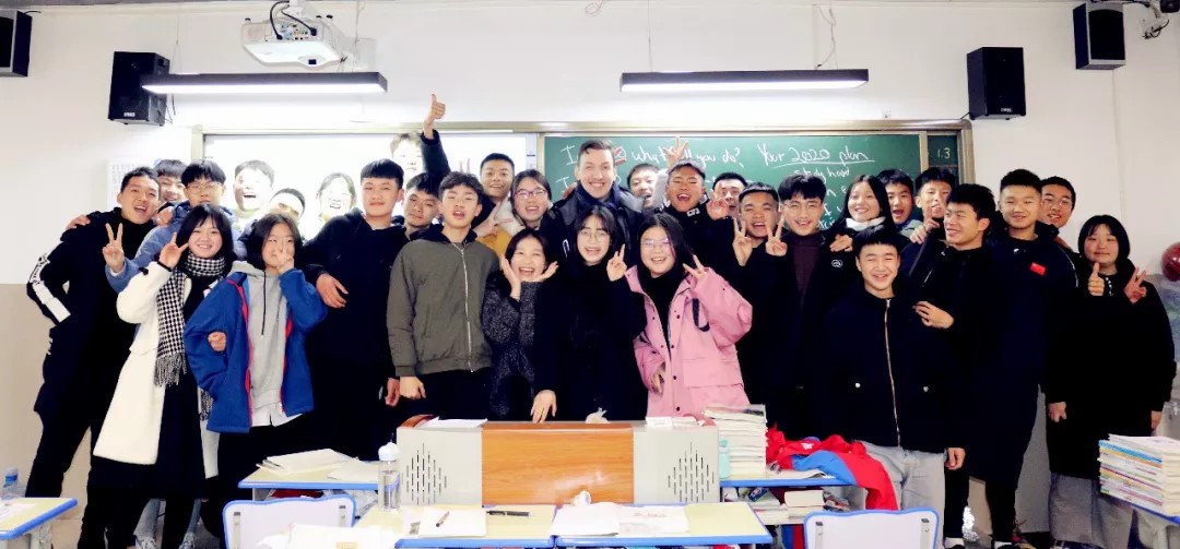 重外外教進(jìn)課堂 原汁原味學(xué)英語 | 記重外外教送課進(jìn)國(guó)維 重外外教進(jìn)課堂 原汁原味學(xué)英語 | 記重外外教送課進(jìn)國(guó)維