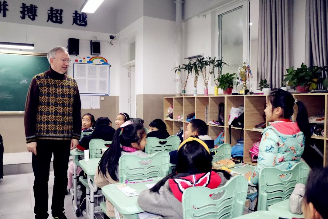 重外外教進(jìn)課堂 原汁原味學(xué)英語 | 記重外外教送課進(jìn)國(guó)維 重外外教進(jìn)課堂 原汁原味學(xué)英語 | 記重外外教送課進(jìn)國(guó)維