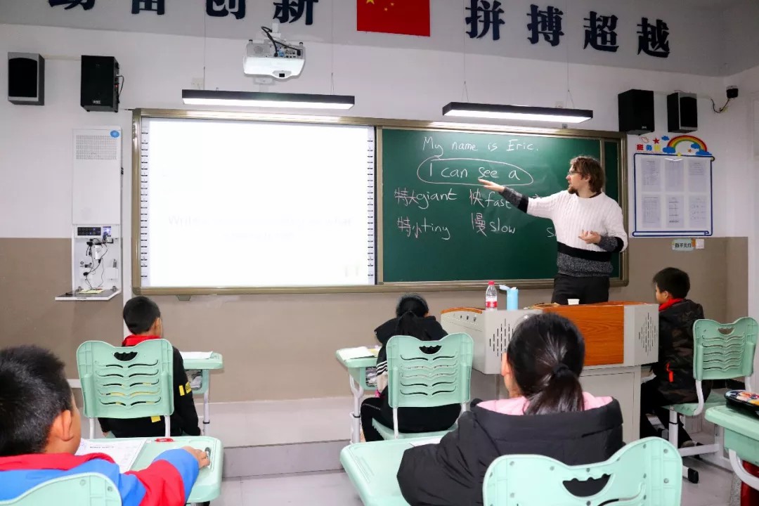 重外外教進(jìn)課堂 原汁原味學(xué)英語 | 記重外外教送課進(jìn)國(guó)維 重外外教進(jìn)課堂 原汁原味學(xué)英語 | 記重外外教送課進(jìn)國(guó)維