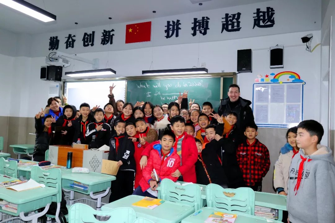 重外外教進(jìn)課堂 原汁原味學(xué)英語 | 記重外外教送課進(jìn)國(guó)維 重外外教進(jìn)課堂 原汁原味學(xué)英語 | 記重外外教送課進(jìn)國(guó)維