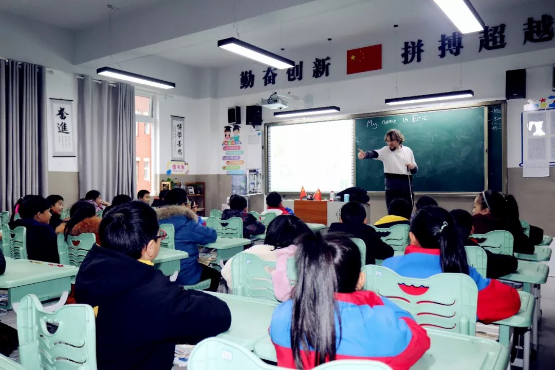 重外外教進(jìn)課堂 原汁原味學(xué)英語 | 記重外外教送課進(jìn)國(guó)維 重外外教進(jìn)課堂 原汁原味學(xué)英語 | 記重外外教送課進(jìn)國(guó)維
