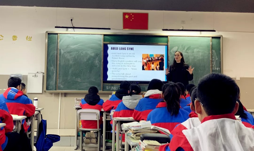 重外外教進(jìn)課堂 原汁原味學(xué)英語 | 記重外外教送課進(jìn)國(guó)維 重外外教進(jìn)課堂 原汁原味學(xué)英語 | 記重外外教送課進(jìn)國(guó)維