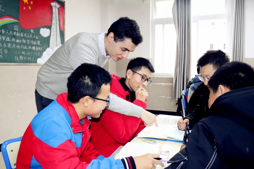 重外外教進(jìn)課堂 原汁原味學(xué)英語 | 記重外外教送課進(jìn)國(guó)維 重外外教進(jìn)課堂 原汁原味學(xué)英語 | 記重外外教送課進(jìn)國(guó)維
