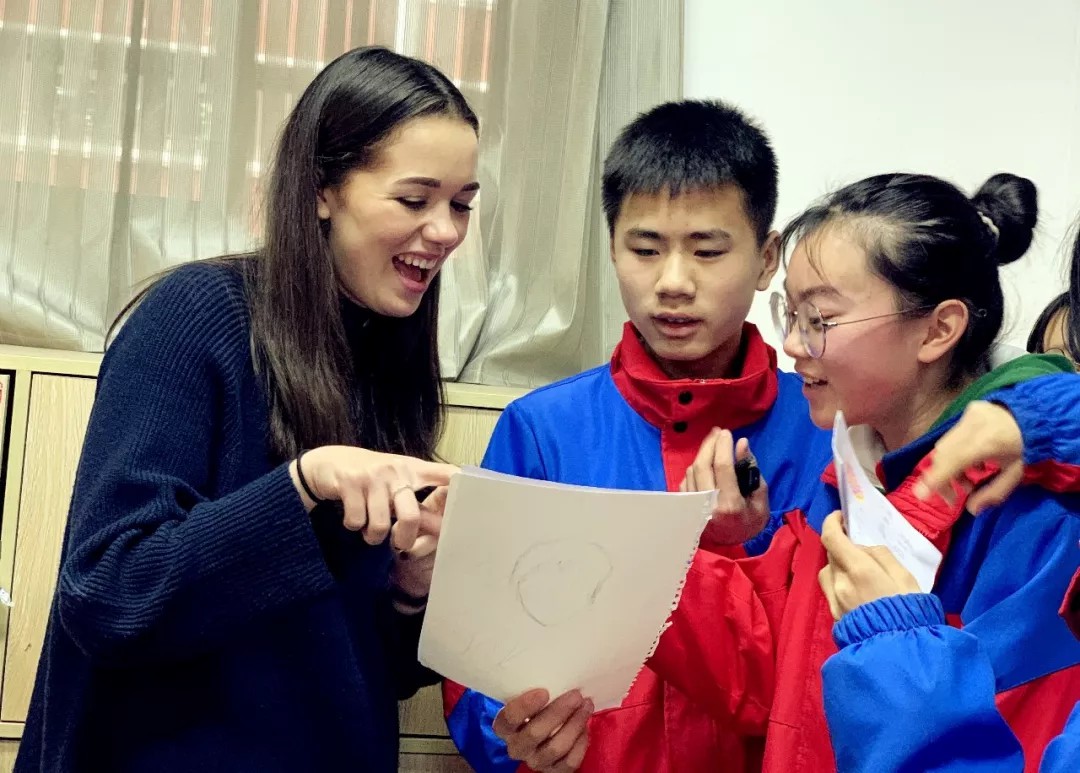 重外外教進(jìn)課堂 原汁原味學(xué)英語 | 記重外外教送課進(jìn)國(guó)維 重外外教進(jìn)課堂 原汁原味學(xué)英語 | 記重外外教送課進(jìn)國(guó)維