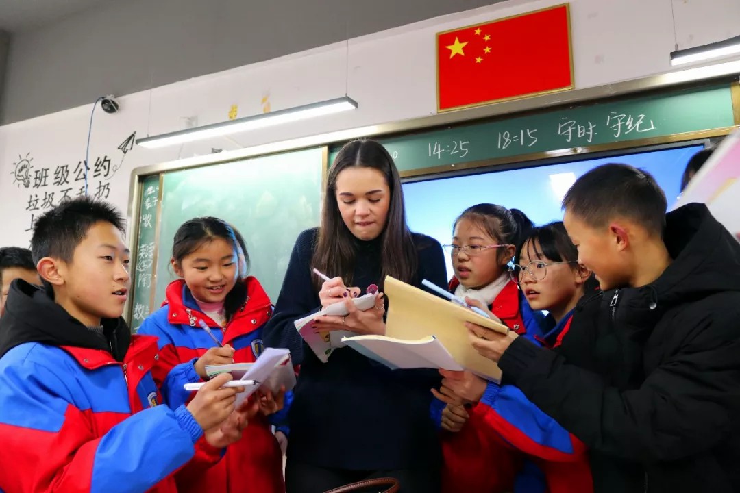 重外外教進(jìn)課堂 原汁原味學(xué)英語 | 記重外外教送課進(jìn)國(guó)維 重外外教進(jìn)課堂 原汁原味學(xué)英語 | 記重外外教送課進(jìn)國(guó)維